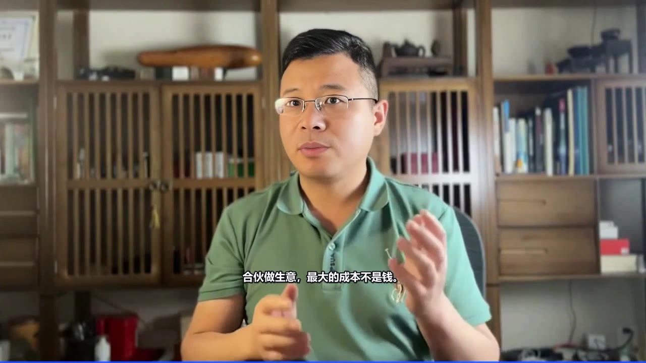 克隆音色配音的真实成片画面：数字人出镜讲解，逐句字幕与配音同步